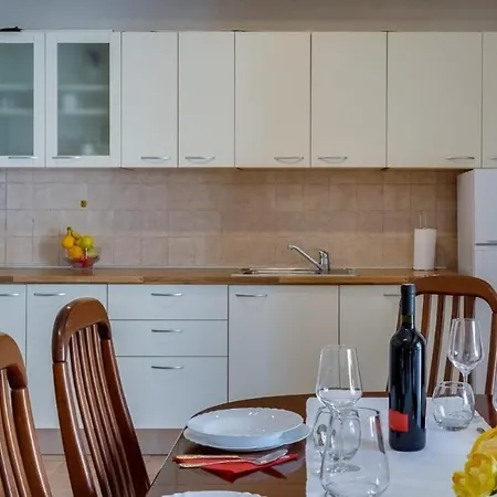 Apartments Nena- 10M From Sea * Lukoran