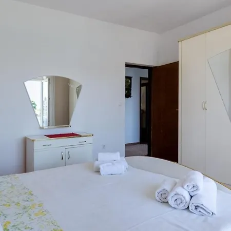 Apartments Nena- 10M From Sea Lukoran